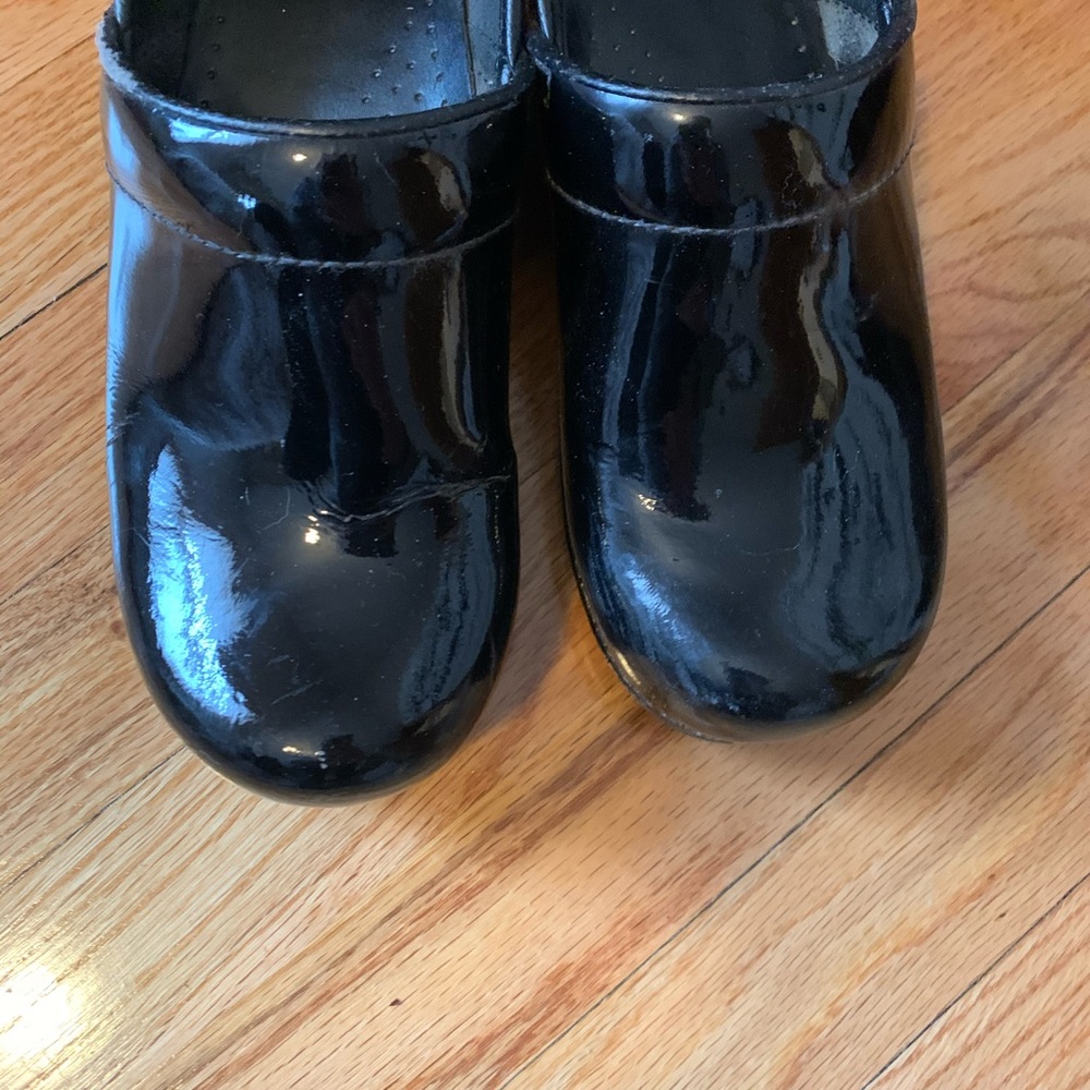 Dansko barley worn size 8 clogs. Smoke free home.